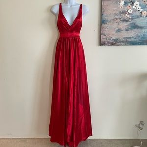 ❤️ Gorgeous satin red gown with a front split ❤️